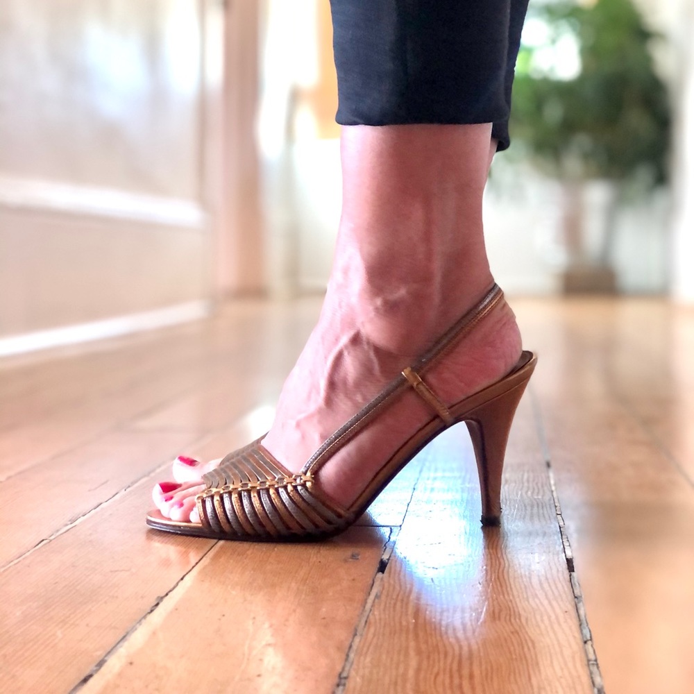 ⭐️ Vintage Gold Heels ⭐️ - Picture 10 of 13